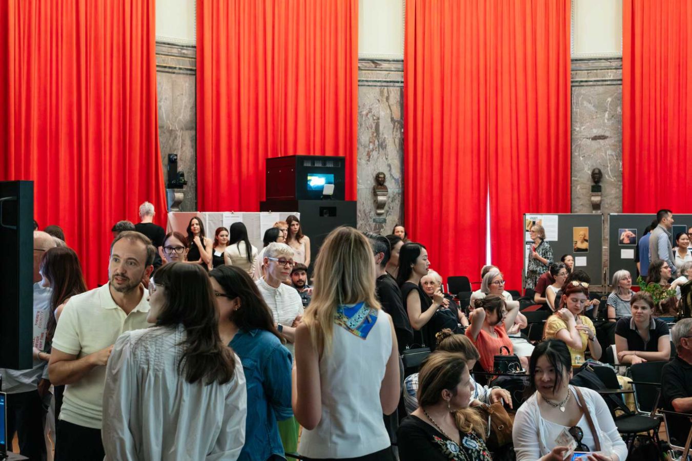Grosses Interesse an der digitalen Ausstellung, die in der Aula präsentiert wurde. Bilder: Gabriel Bienz